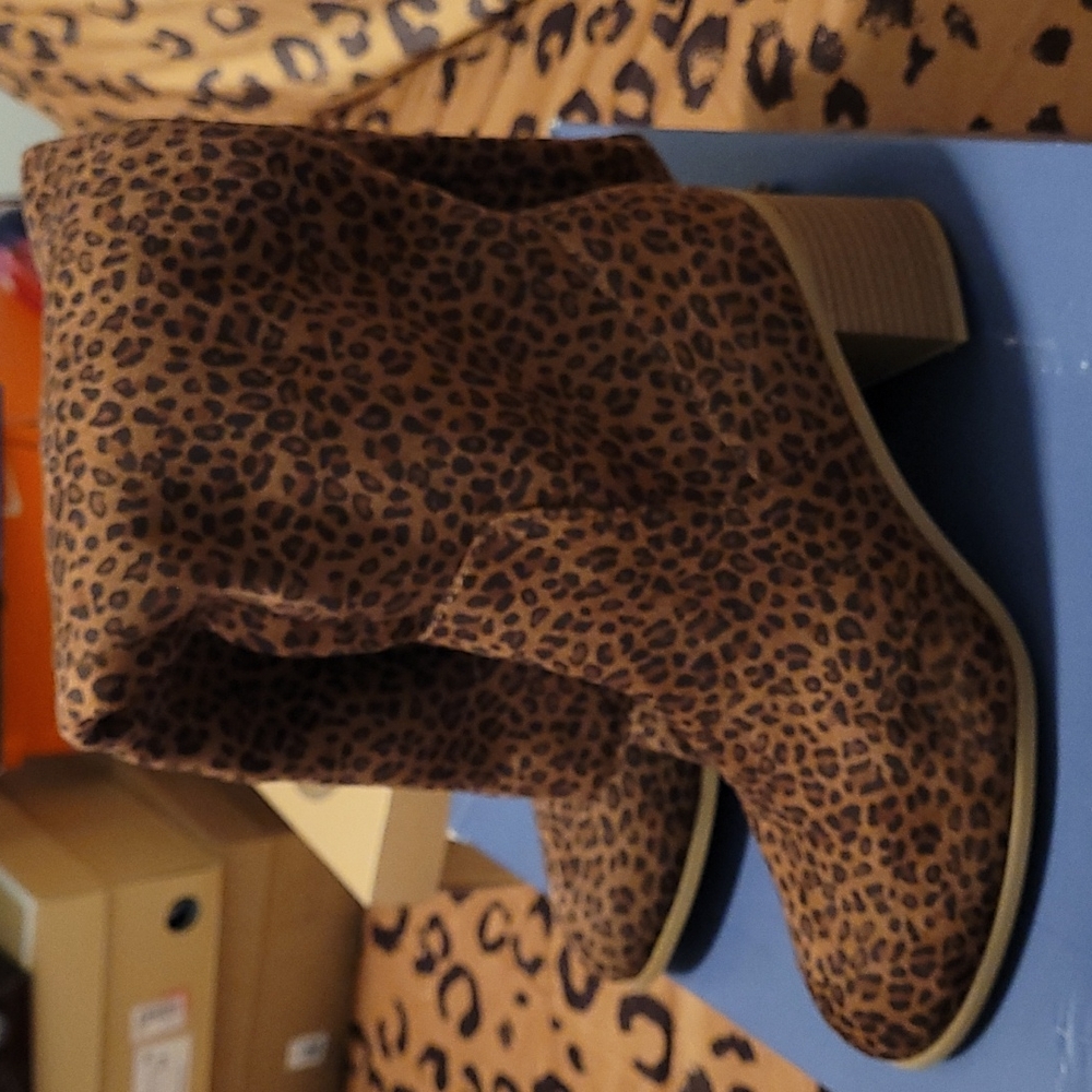 Universal thread knee high  leopard boots